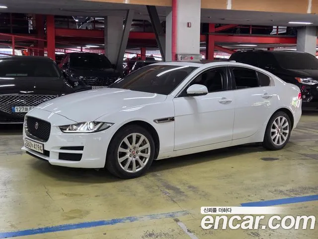 Jaguar XE 2019 thumb 2