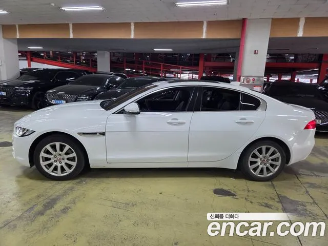 Jaguar XE 2019 thumb 9