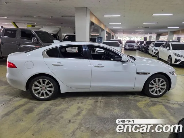 Jaguar XE 2019 thumb 5