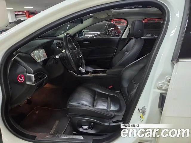 Jaguar XE 2019 thumb 3