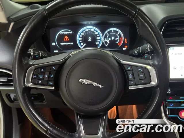 Jaguar XE 2019 thumb 12