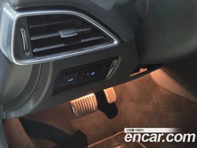 Jaguar XE 2019 thumb 7