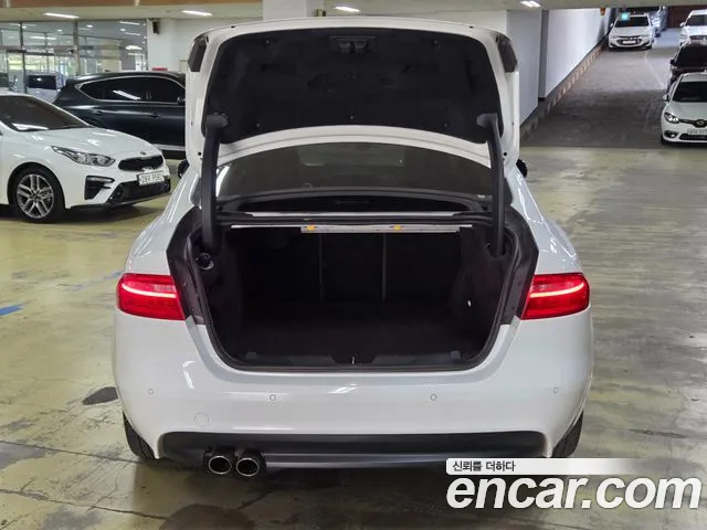 Jaguar XE 2019 thumb 11