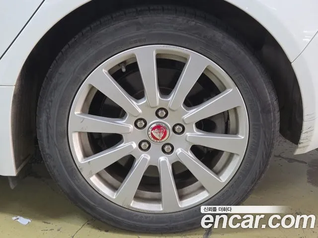 Jaguar XE 2019 thumb 10