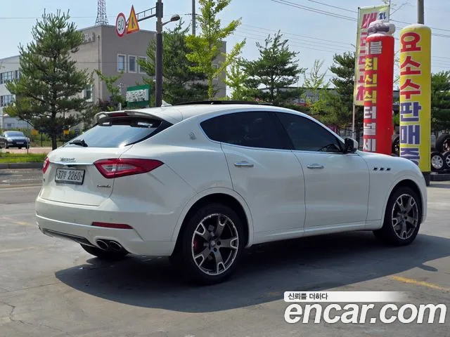 Maserati Levante 2017 thumb 2