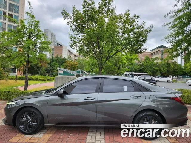 Hyundai Elantra 2022 thumb 2