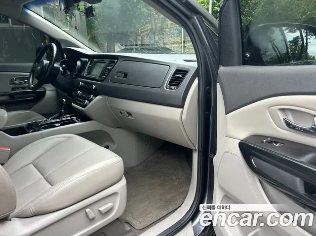 Kia Carnival 2016 thumb 8