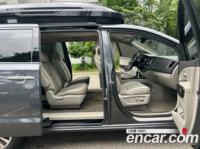 Kia Carnival 2016 thumb 10
