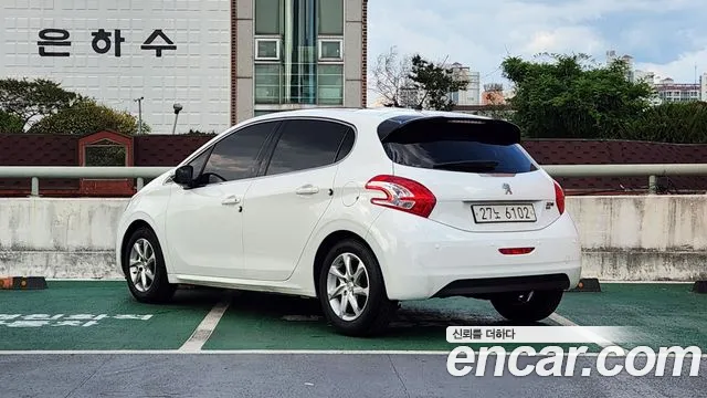 Peugeot 208 2013 thumb 2