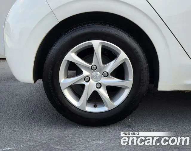 Peugeot 208 2013 thumb 5
