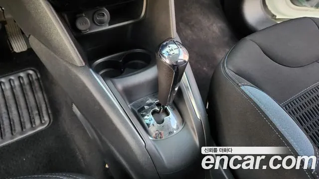 Peugeot 208 2013 thumb 9