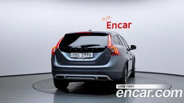 Volvo V60 Cross Country 2018 thumb 4