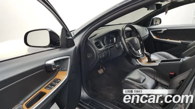 Volvo V60 Cross Country 2018 thumb 10