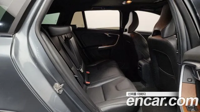 Volvo V60 Cross Country 2018 thumb 11