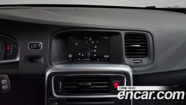 Volvo V60 Cross Country 2018 thumb 12