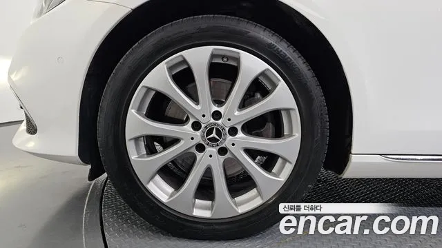 Mercedes-Benz E-Class 2019 thumb 4