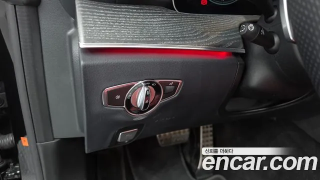 Mercedes-Benz E-Class 2021 thumb 12