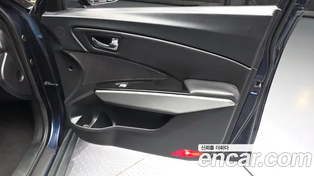 KGM Tivoli 2015 thumb 8