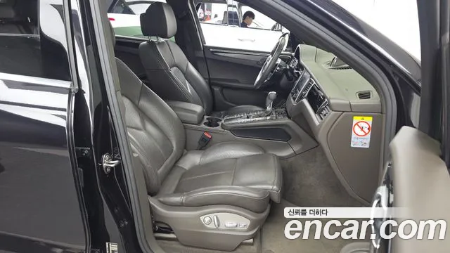 Porsche Macan 2016 thumb 12