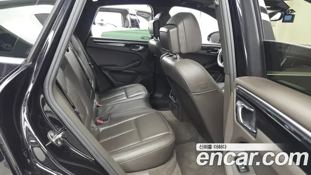 Porsche Macan 2016 thumb 2