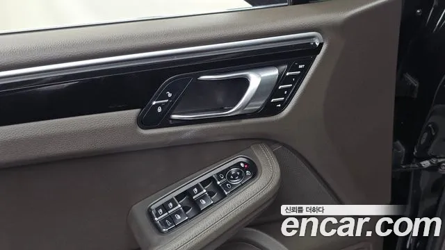 Porsche Macan 2016 thumb 10