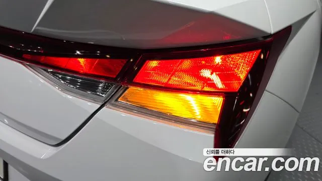 Hyundai Elantra 2023 thumb 8