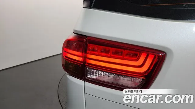 Kia Carnival 2015 thumb 8