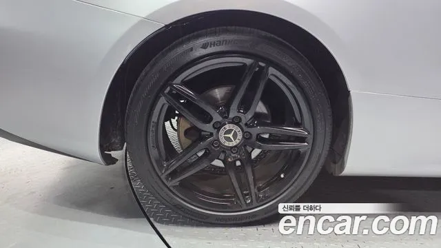 Mercedes-Benz E-Class 2019 thumb 9