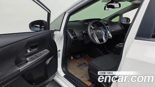 Toyota Prius V 2015 thumb 11