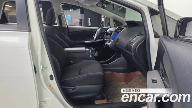 Toyota Prius V 2015 thumb 12