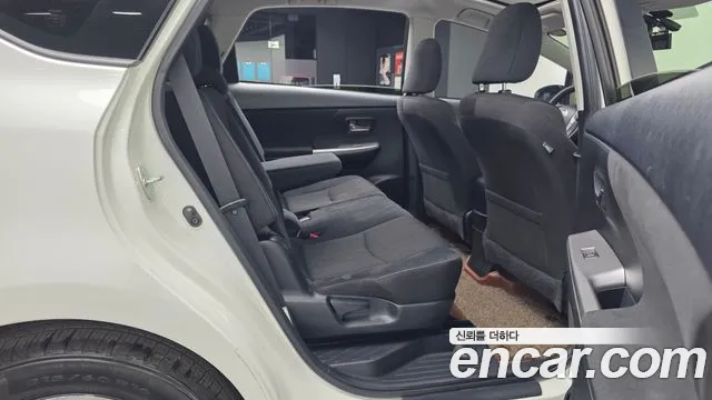 Toyota Prius V 2015 thumb 3