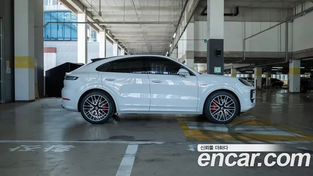 Porsche Cayenne 2025 thumb 4