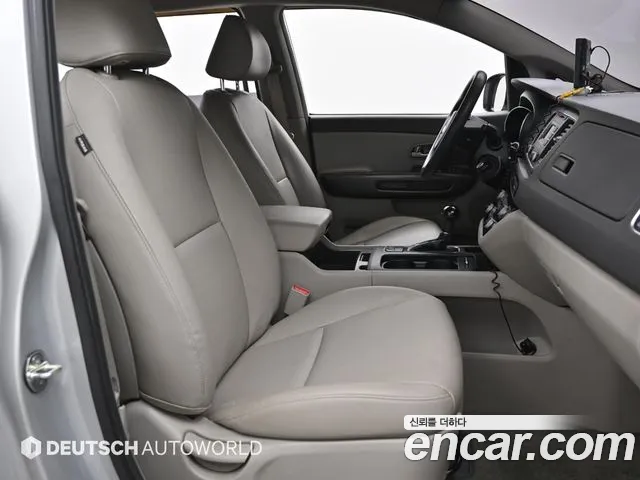 Kia Carnival 2015 thumb 10