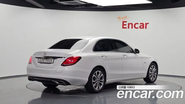 Mercedes-Benz C-Class 2018 thumb 9