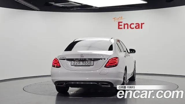 Mercedes-Benz C-Class 2018 thumb 8