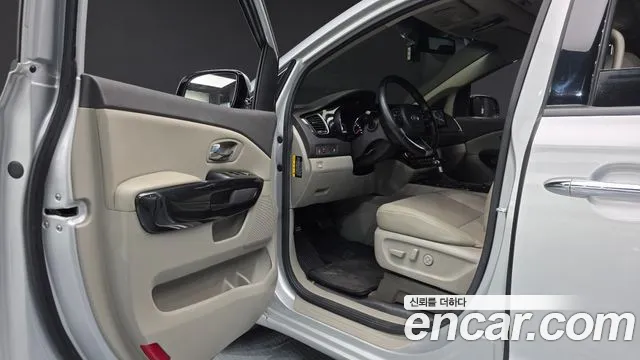 Kia Carnival 2016 thumb 12