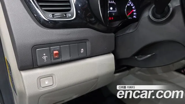 Kia Carnival 2016 thumb 4
