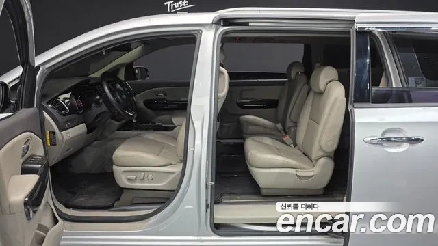 Kia Carnival 2016 thumb 10