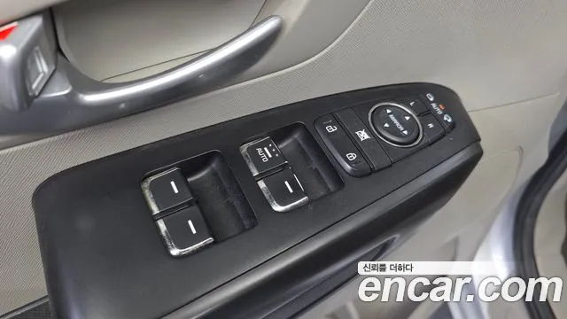 Kia Carnival 2016 thumb 10