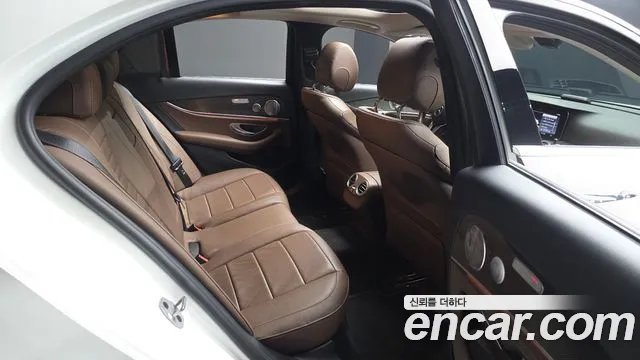 Mercedes-Benz E-Class 2020 thumb 12