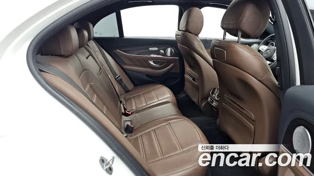 Mercedes-Benz E-Class 2019 thumb 11