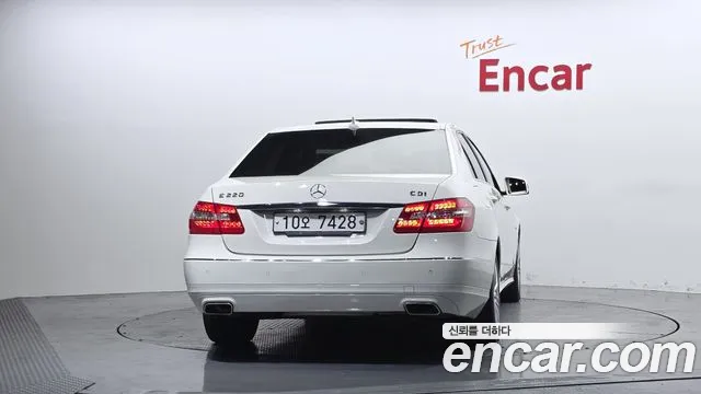 Mercedes-Benz E-Class 2012 thumb 6