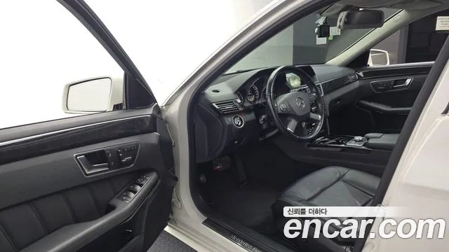 Mercedes-Benz E-Class 2012 thumb 3