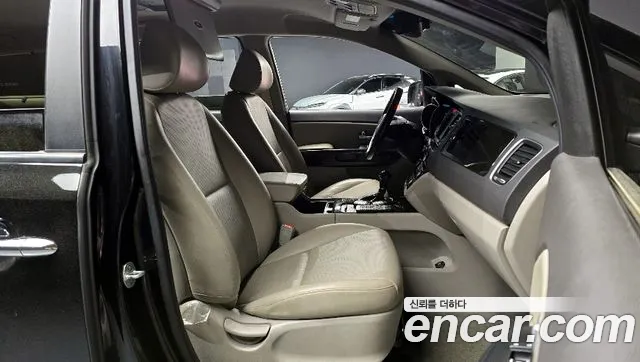 Kia Carnival 2015 thumb 4