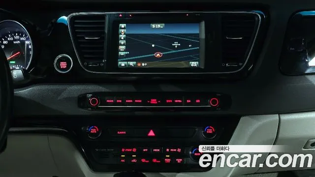 Kia Carnival 2015 thumb 6