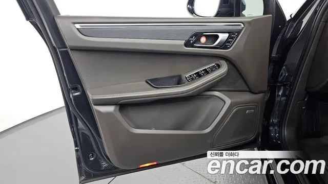 Porsche Macan 2021 thumb 10