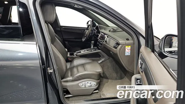 Porsche Macan 2021 thumb 11