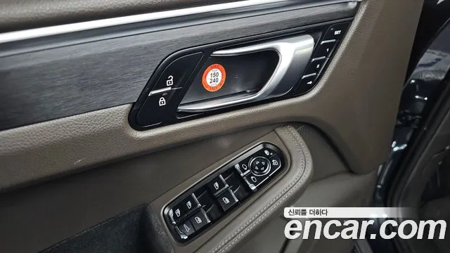 Porsche Macan 2021 thumb 9