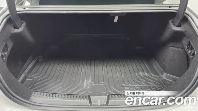 Mercedes-Benz E-Class 2024 thumb 5