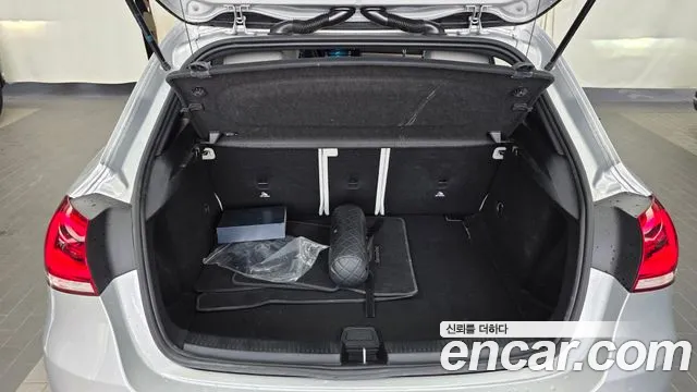 Mercedes-Benz A-Class 2019 thumb 2